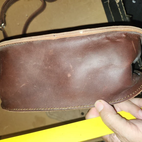 SaddlebackBrown Leather Messenger Bag with Classic Design unisex